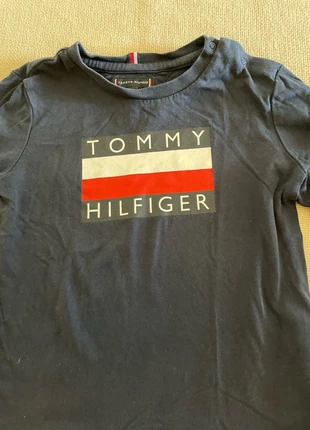 Bellissima t-shirt Tommy hilfiger, marque: Tommy Hilfiger, état: Très bon état, taille: 24-36 mois / 92 cm, 2,50 €, 3,33 € Protection acheteurs incluse