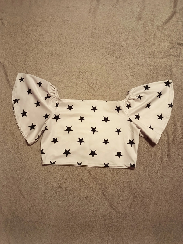 Biały crop top w gwiazdki 1