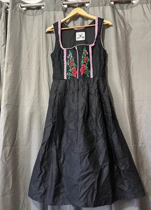 Robe dirndl noire / rose / rouge à fleurs T36, marque: Dirndl, état: Très bon état, taille: S / 36 / 8, 10,00 €, 11,20 € Protection acheteurs (Pro) incluse