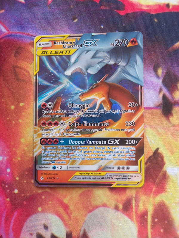 Nova carta de Pokémon une Charizard e Reshiram