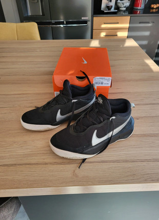 Baskets noires et grises T38 Nike Team Hustle D10, marca: Nike, estado: Muito bom, tamanho: 38, €15.00, €16.45 inclui Proteção do Comprador