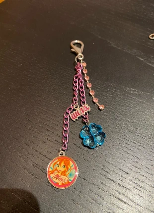 Pendente Winx Bloom, marca: Winx, estado: Novo sem etiquetas, €4.00, €4.90 inclui Proteção do Comprador