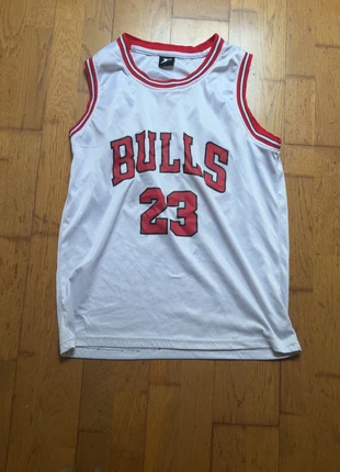maillot de mikeal jordan des chicago bulls numero 23 rouge et blanc, marque: Chicago, état: Bon état, taille: S / 36 / 8, 15,00 €, 16,45 € Protection acheteurs incluse