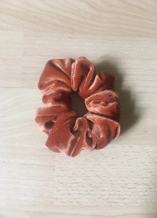 scrunchies matière velours , marque: Claire's, état: Très bon état, 3,00 €, 3,85 € Protection acheteurs incluse