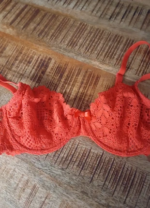 Soutien gorge Etam 95 C en bon état, merk: Etam, staat: Goed, maat: 80C, € 2,00, € 2,80 inclusief Kopersbescherming