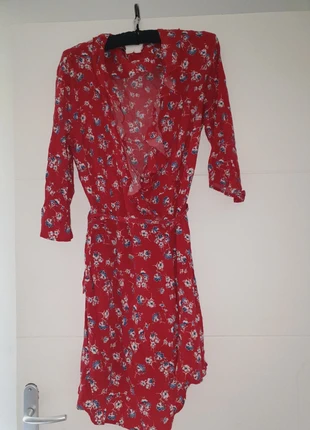 Robe porte feuille rouge fleurs , merk: Pimkie, staat: Heel goed, maat: S / 36 / 8, € 4,00, € 4,90 inclusief Kopersbescherming