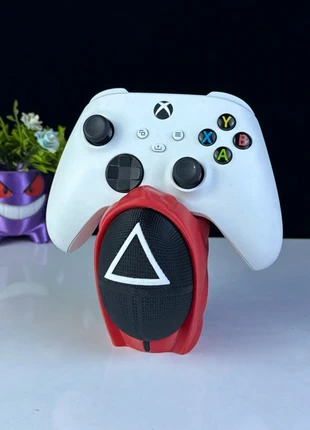 Red guard Controller stand Triangle (Squid Game), merk: Squid Game, staat: Nieuw zonder prijskaartje, € 10,00, € 11,20 inclusief Kopersbescherming Pro
