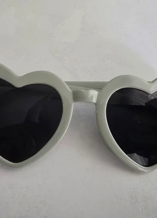 Lunettes de soleil vertes en forme de cœur, brand: pas de marque, condition: New without tags, €3.00, €3.85 includes Buyer Protection