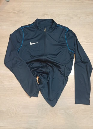Veste de sport Nike Dri-FIT – Bleu Marine – Taille L – Coupe Slim Fit, merk: Nike, staat: Goed, maat: L, € 5,00, € 5,95 inclusief Kopersbescherming