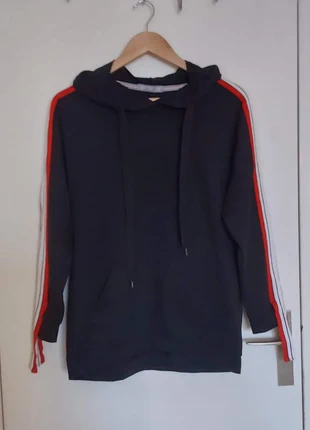 Sweat noir avec détails rouge et blanc, marque: Sweat, état: Très bon état, taille: M / 38 / 10, 2,00 €, 2,80 € Protection acheteurs incluse