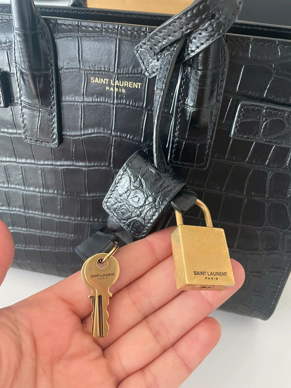 HERMÈS, petit cadenas de sac doré avec deux clés N°101. …