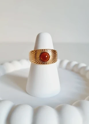 Bague dorée ajustable style chevalière avec pierre œil de tigre, staat: Nieuw met prijskaartje, maat: Aanpasbaar, € 4,00, € 4,90 inclusief Kopersbescherming