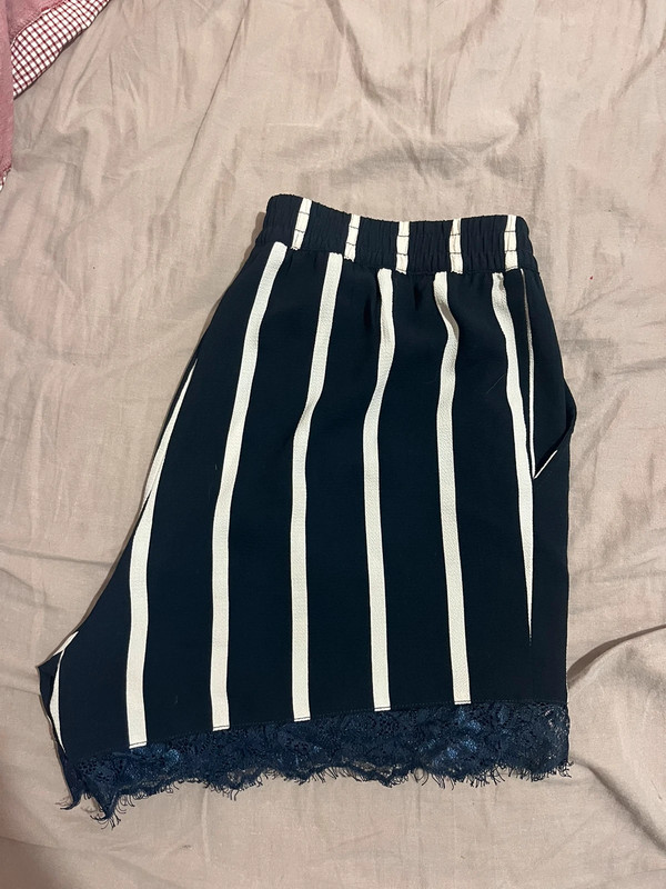 Short bleu foncé avec des lignes 3