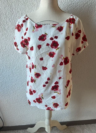 🌸 T-shirt Charlior blanc fleuri taille M 🌸, marque: charlior, état: Très bon état, taille: M / 38 / 10, 10,00 €, 11,20 € Protection acheteurs incluse