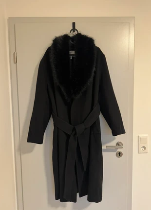 Schwarzer Mantel mit Kunstpelz-Kragen, brand: H&M, condizioni: Ottime, taglia: M / IT 42 / EU 38, €32.00, €34.30 include la Protezione acquisti