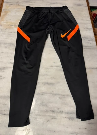 🏃 Pantaloni Tuta Nike Dri-FIT Jogger - Nero con Dettagli Arancio - Taglia M, marke: Nike, zustand: Sehr gut, größe: M, 21,00 €, 22,75 € inklusive Vinted-Käuferschutz