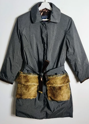 River Woods – Grijze trenchcoat met brons details en faux fur zakken – maat M (valt als S), brand: River Woods, condizioni: Ottime, taglia: S / IT 40 / EU 36, €25.00, €26.95 include la Protezione acquisti