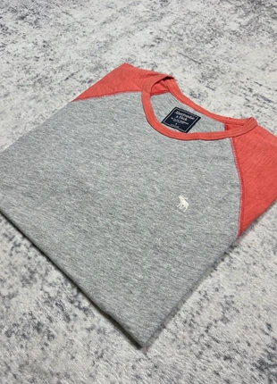 🦌 T-shirt Abercrombie & Fitch Bicolore Gris/Rouge Taille S, marque: Abercrombie & Fitch, état: Très bon état, taille: S, 14,99 €, 16,44 € Protection acheteurs (Pro) incluse