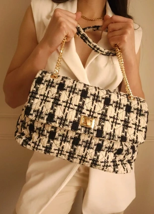 Grand sac à main / bandouillére en tweed noir et blanche avec chaine doré, brand: Boutique Parisienne, condizioni: Ottime, €49.99, €53.19 include la Protezione acquisti Pro