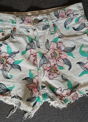 Short Levi's à fleurs brodées taille XS (25), marca: Levi's, estado: Muito bom, tamanho: XS / 34 / 6, €29.00, €31.15 inclui Proteção do Comprador