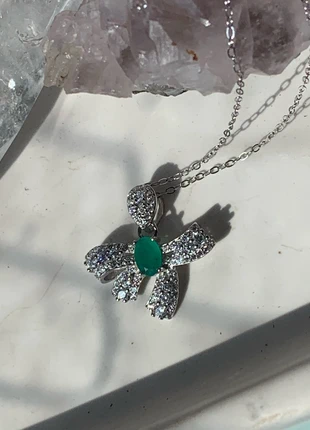 Colgante lazo con esmeralda natural y circonitas en plata 925 🎀💚, marca: Natural, estado: Nuevo sin etiquetas, 65,00 €, 68,95 € Protección al comprador incluida