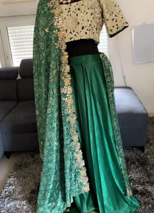 Elegant Bottle Green and Gold Lehenga with Pearl-Embellished Dupatta, zustand: Sehr gut, größe: L / 40 / 12, 150,50 €, 158,73 € inklusive Vinted-Käuferschutz