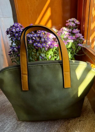 Stylish compact military green handbag – ochre handle – perfect autumn vibes, marque: Vintage Dressing, état: Très bon état, 3,50 €, 4,38 € Protection acheteurs incluse