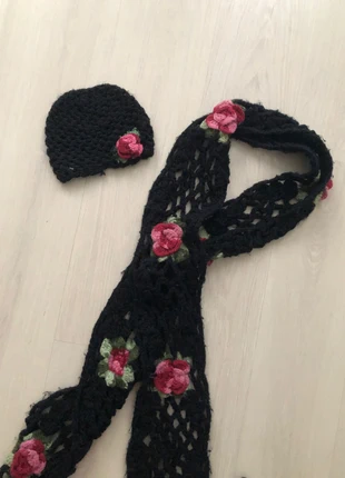 Set van sjaal en muts met rozen , merk: gebreide sjaal met muts, staat: Goed, € 7,99, € 9,09 inclusief Kopersbescherming