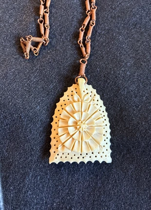 Vintage Carved Bone Pendant Necklace, marque: NO LABEL, état: Bon état, 8,00 €, 9,10 € Protection acheteurs incluse