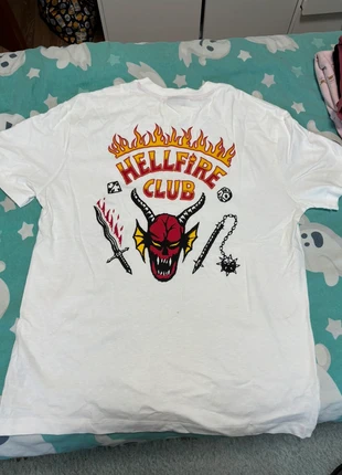 T-shirt branca Hellfire Club Stranger Things Primark, marca: Primark, estado: Novo com etiquetas, tamanho: L, €14.00, €15.40 inclui Proteção do Comprador
