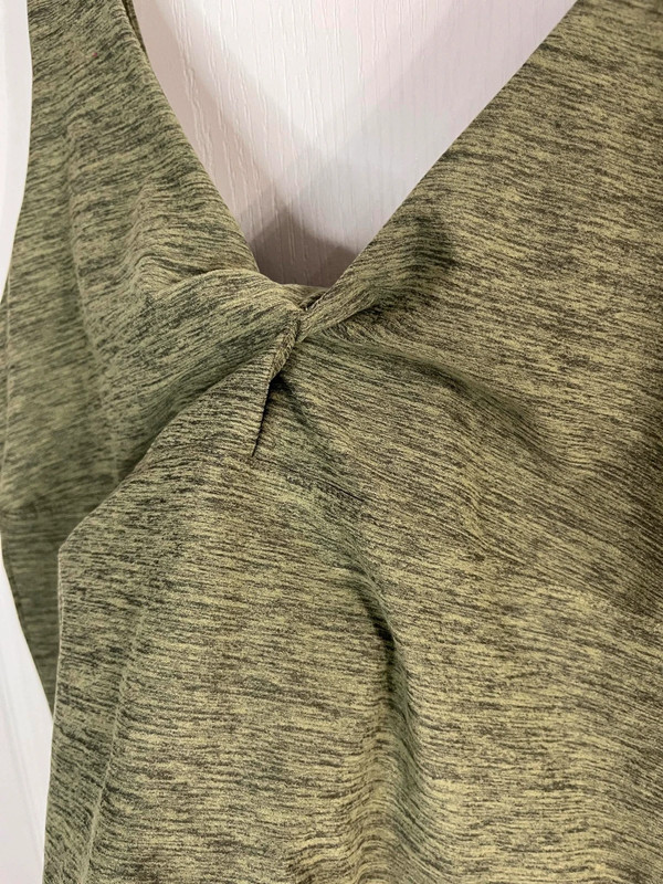 Sincerely Jules Green Women’s Activewear Top NWT Size XL.  2863 4