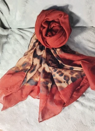 🐾Superbe foulard imprimé léopard et liserés argenté 🐆, merk: YCBC, staat: Goed, € 6,00, € 7,00 inclusief Kopersbescherming