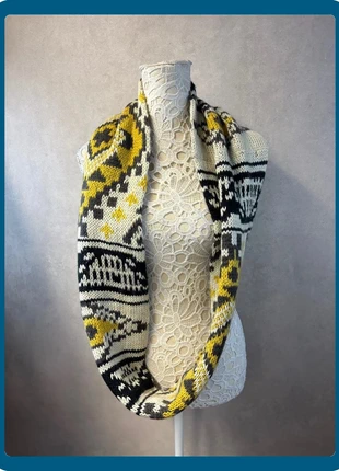 Snood tricoté à motifs nordiques jaune et noir – Lot MI30, condition: Very good, €6.70, €7.74 includes Buyer Protection Pro