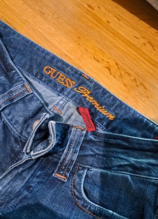 Jean droit marque Guess taille S 💢, merk: GUESS, staat: Heel goed, maat: S / 36 / 8, € 10,00, € 11,20 inclusief Kopersbescherming