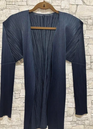 Issey Miyake Pleats Please Cardigan in Navy, merk: Pleats Please Issey Miyake, staat: Heel goed, maat: L / 40 / 12, € 209,00, € 220,15 inclusief Kopersbescherming