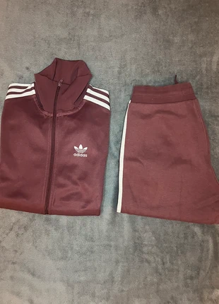 Ensemble de survêtement adidas bordeaux Taille S classique, marque: adidas, état: Très bon état, taille: S, 49,99 €, 53,19 € Protection acheteurs incluse