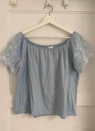 Off-Shoulder Blouse with Embroidered Sleeves – Light Blue, marque: H&M, état: Bon état, taille: S / 36 / 8, 5,00 €, 5,95 € Protection acheteurs incluse