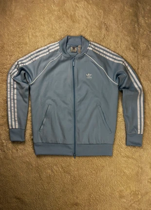 veste sans capuche adidas couleur bleu nuage et blanc logo brodé, merk: adidas, staat: Nieuw zonder prijskaartje, maat: M, € 27,74, € 29,83 inclusief Kopersbescherming