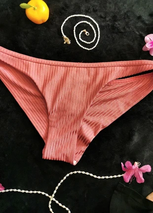 Bas bikini rose brillant tanga côtelé sport, marque: Olaian, état: Neuf sans étiquette, taille: XS / 34 / 6, 5,00 €, 5,95 € Protection acheteurs incluse