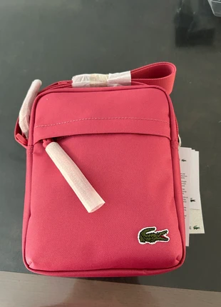 Sacoche Lacoste femme, marque: Lacoste, état: Neuf avec étiquette, 50,00 €, 53,20 € Protection acheteurs incluse