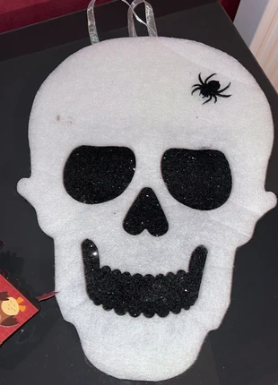 Tête de mort en mousse à suspendre, staat: Heel goed, maat: Universeel, € 1,00, € 1,75 inclusief Kopersbescherming