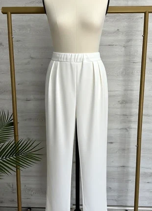 Pantalón blanco elegante con abertura frontal, brand: Local, condizioni: Nuovo con cartellino, taglia: Taglia unica, €8.50, €9.63 include la Protezione acquisti