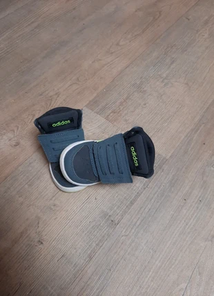 Baskets montante Adidas, merk: adidas, staat: Heel goed, maat: 20, € 7,00, € 8,05 inclusief Kopersbescherming