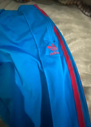 Jogging Adidas bleu avec rayures roses – Taille S – Très bon état, marke: adidas, zustand: Sehr gut, größe: S, 15,00 €, 16,45 € inklusive Vinted-Käuferschutz