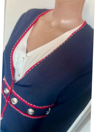 G0011 - Cardigan bleu marine, détails rouges et œillets métalliques. Taille 3 (équivalent L)., marca: Per Donna, estado: Muito bom, tamanho: L / 40 / 12, €13.00, €14.35 inclui Proteção do Comprador