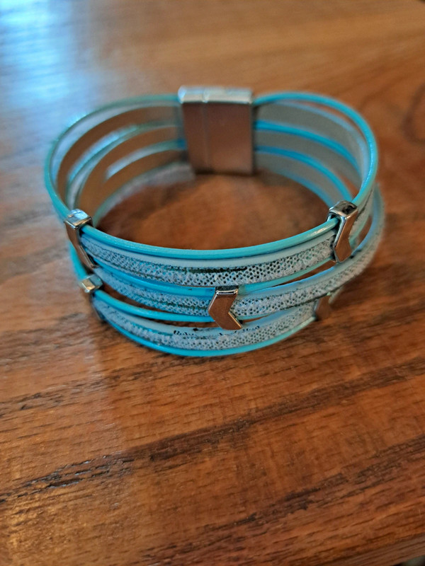 Turquoise bracelet with silver detail 2