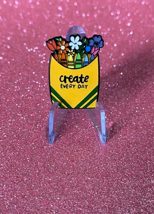 Pin’s crayola • artiste • accessoire coloré, marque: Pin's, état: Très bon état, 2,90 €, 3,75 € Protection acheteurs incluse