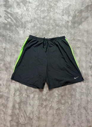 Short Nike noir Dri fit bande verte, brand: Nike, condition: Very good, size: XL, €13.99, €15.39 includes Buyer Protection