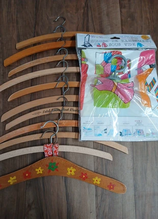 Lot 11 cintres en bois et une housse de rangement vintage 70's, marque: Vintage Chic, état: Bon état, 19,99 €, 21,69 € Protection acheteurs incluse