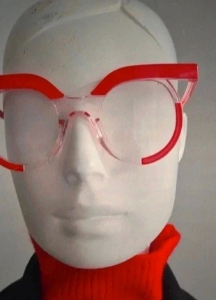 Magnifique paire rouge remarquable neuve, merk: Le Dressing de Ouf, staat: Nieuw met prijskaartje, € 6,00, € 7,00 inclusief Kopersbescherming Pro